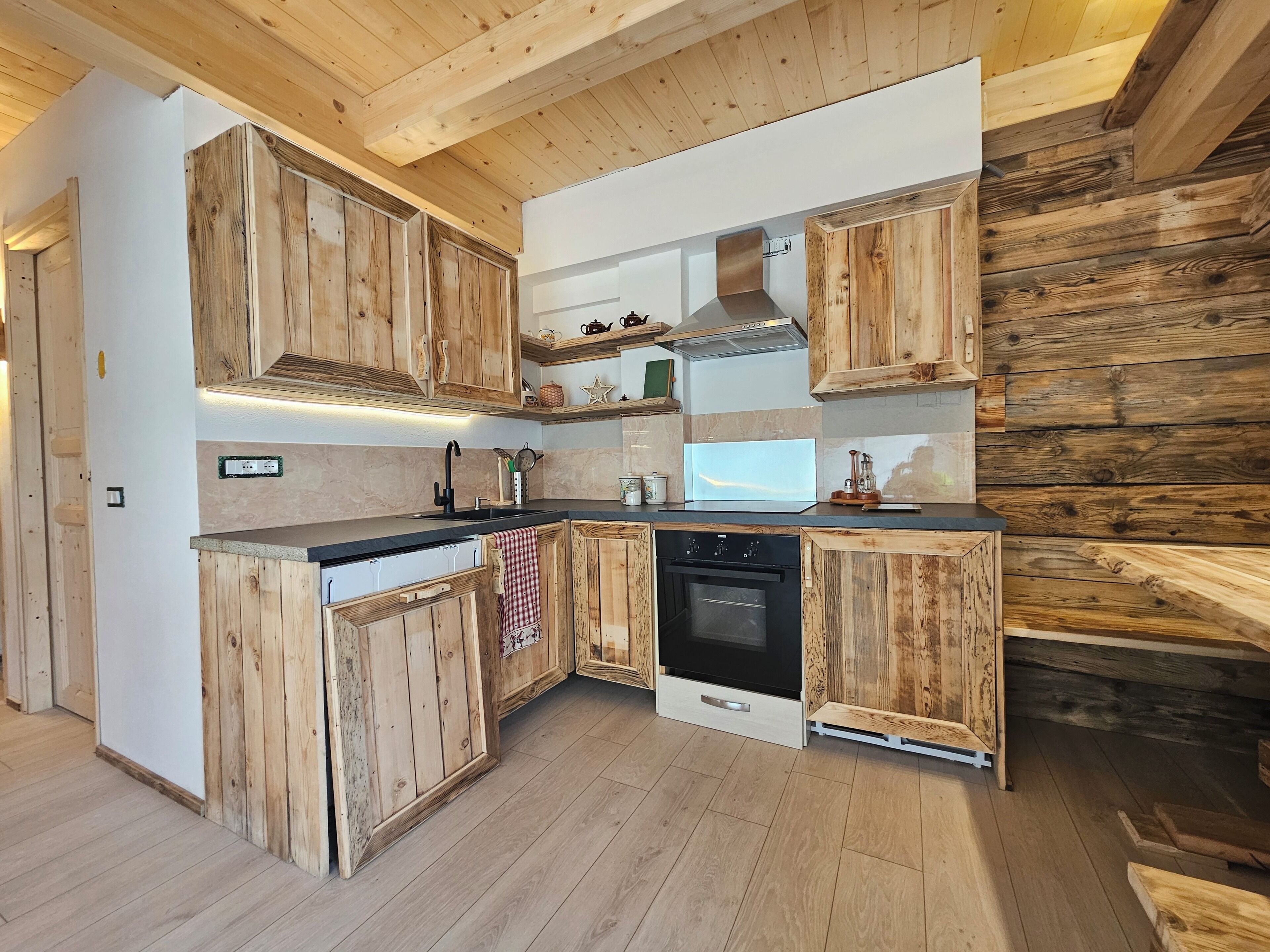 Réfrigérateur, four, plaque de cuisson, lave-vaisselle