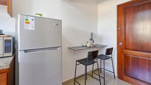 Basic Apartment, 1 Queen Bed, Kitchen, City View | Private kitchen | Microwave, oven, stovetop, cookware/dishes/utensils - Studio Close to Agora Mall Sleeps 2 (Santo Domingo)