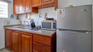 Basic Apartment, 1 Queen Bed, Kitchen, City View | Private kitchen | Microwave, oven, stovetop, cookware/dishes/utensils - Studio Close to Agora Mall Sleeps 2 (Santo Domingo)