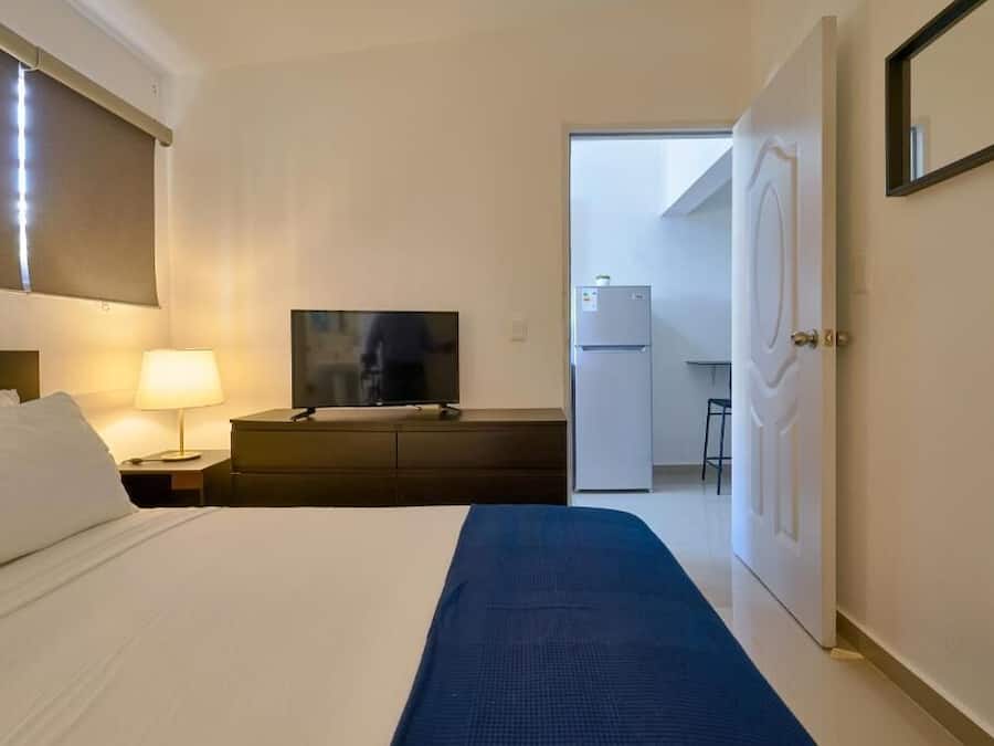 Departamento básico, 1 cama Queen size, cocina, vista a la ciudad | Tabla de planchar con plancha y wifi gratis