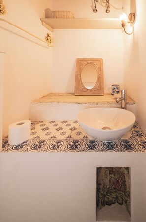 Shower, hair dryer, towels, soap - Cozy nest in the heart of Sassocorvaro, terrace with breathtaking views. (Sassocorvaro)