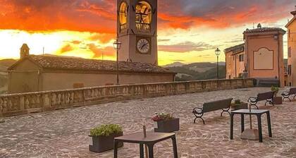 Cozy nest in the heart of Sassocorvaro, terrace with breathtaking views.