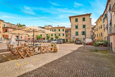 Restauration extérieure. Bienvenue à Pietra Futura, votre refuge idéal au coeur de Pignone. Située sur la place pittoresque de la ville, cette maison récemment rénovée offre une expérience authentique de la Ligurie et de son arrière-pays fascinant. À seulement 20 minute