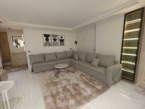 Smart TV, books, printers - Service Apartment in a central location compound Cairo Maadi Mokattam Kattamya (القاهرة)