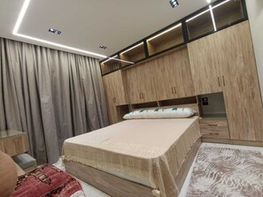 2 habitaciones, caja de seguridad en la habitación y escritorio 