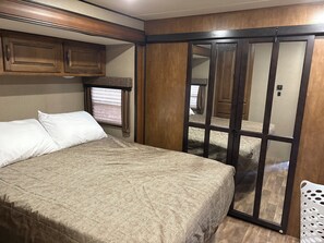 1 bedroom, Internet, bed sheets - Cozy 1-bedroom caravan in lovely Aiken with AC (Aiken)