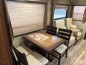 Dining - Cozy 1-bedroom caravan in lovely Aiken with AC (Aiken)