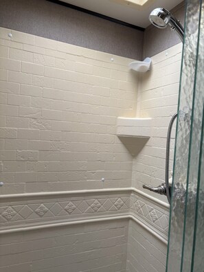 Shower, towels, soap, toilet paper - Cozy 1-bedroom caravan in lovely Aiken with AC (Aiken)