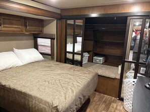 1 bedroom, Internet, bed sheets - Cozy 1-bedroom caravan in lovely Aiken with AC (Aiken)
