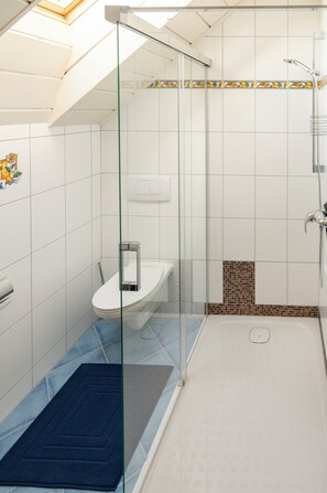Serviettes fournies, savon, papier toilette