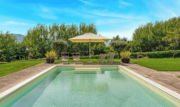 A heated pool - Immersed in the greenery and surrounded by the tranquility of Ligurian nature, Villa Effe offers maximum comfort and serenity for the whole family or groups of friends.The villa has a large garden where you can relax. For the little ones, there is an equ (Borghetto di Vara)