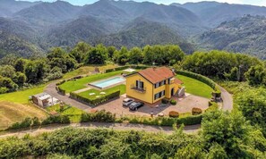 Exterior - Immersed in the greenery and surrounded by the tranquility of Ligurian nature, Villa Effe offers maximum comfort and serenity for the whole family or groups of friends.The villa has a large garden where you can relax. For the little ones, there is an equ (Borghetto di Vara)
