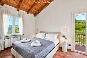 Iron/ironing board, travel cot - Immersed in the greenery and surrounded by the tranquility of Ligurian nature, Villa Effe offers maximum comfort and serenity for the whole family or groups of friends.The villa has a large garden where you can relax. For the little ones, there is an equ (Borghetto di Vara)