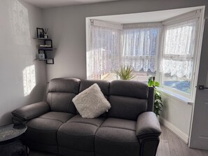 Smart TV, books - Well-Equipped 3-BDR Yardley Home | Sleeps 7| Free parking | close to NEC Airport (Birmingham)