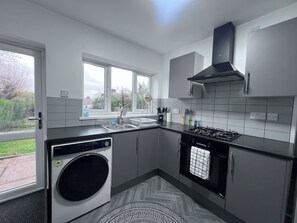 Fridge, microwave, oven, stovetop - Well-Equipped 3-BDR Yardley Home | Sleeps 7| Free parking | close to NEC Airport (Birmingham)