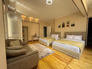 Appartement, 3 slaapkamers, balkon | Een minibar, een bureau, een laptopwerkplek, gratis wifi