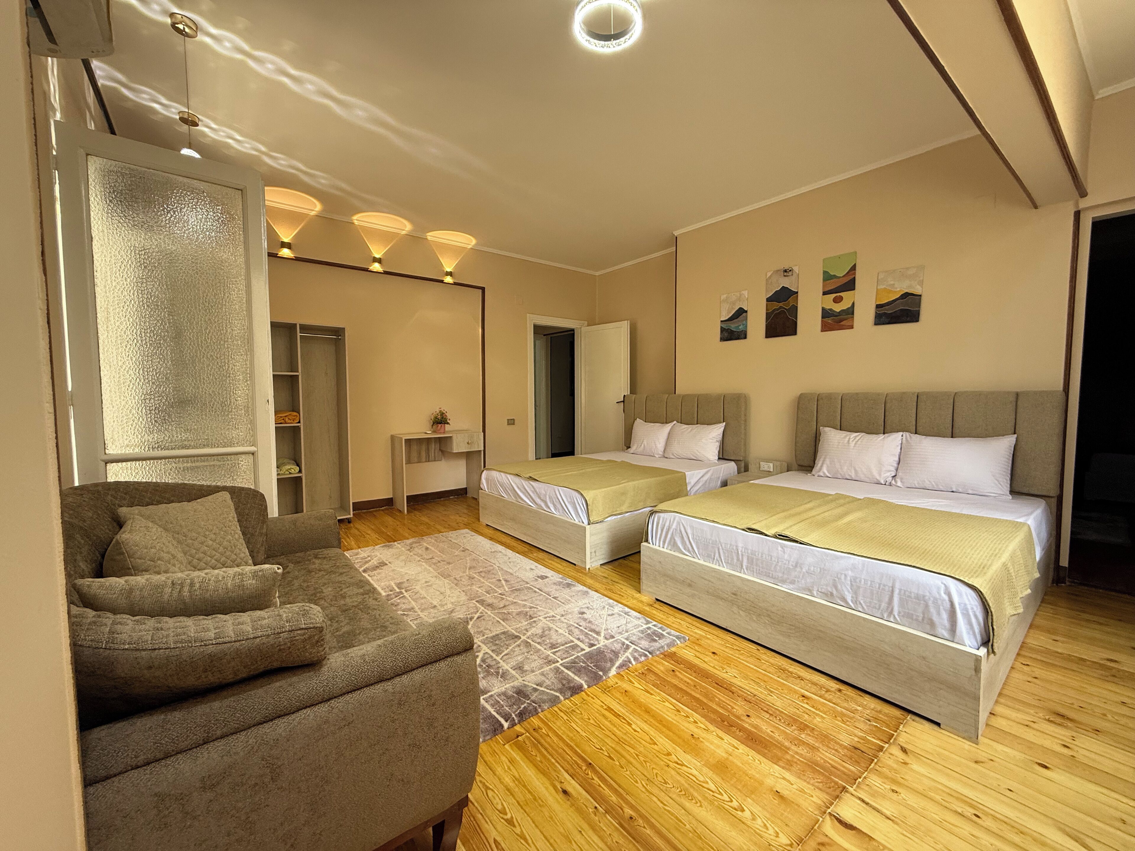 Apartment, 3 Schlafzimmer, Balkon | Minibar, Schreibtisch, laptopgeeigneter Arbeitsplatz, kostenloses WLAN