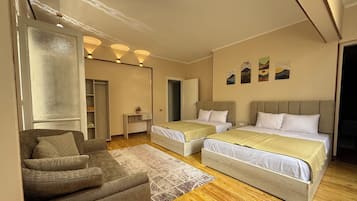 Apartment, 3 Schlafzimmer, Balkon | Minibar, Schreibtisch, laptopgeeigneter Arbeitsplatz, kostenloses WLAN