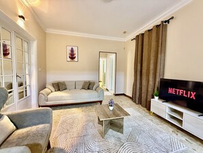 Een 43-inch smart-tv met digitale zenders