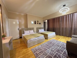 Minibar, Schreibtisch, laptopgeeigneter Arbeitsplatz, kostenloses WLAN