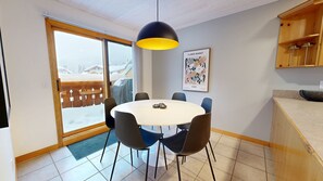 Dining - Snow Creek #14 - Townhouse in unbeatable location (Sun Peaks)