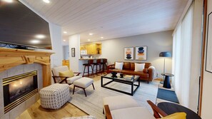 Smart TV, fireplace - Snow Creek #14 - Townhouse in unbeatable location (Sun Peaks)