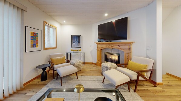 Smart TV, fireplace - Snow Creek #14 - Townhouse in unbeatable location (Sun Peaks)