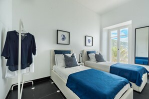 Room - Salty Sky Flat is the perfect environment to wake up in the morning in a good mood thanks to its beautiful sea view that you can enjoy from the windows and from the private balcony, the novelty of the furnishings combined with the private parking will ma (Corniglia)