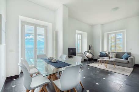 Spiseområde. Salty Sky Flat is the perfect environment to wake up in the morning in a good mood thanks to its beautiful sea view that you can enjoy from the windows and from the private balcony, the novelty of the furnishings combined with the private parking will ma