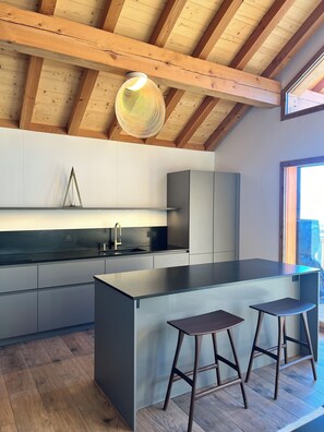 Fridge, microwave, oven, stovetop - Chalet premium 10/12 people - Saint François Longchamp 1450 (Saint-François-Longchamp)