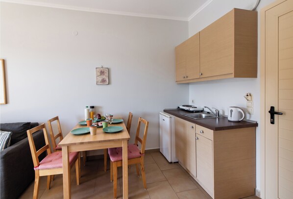 Comfort Studio Suite, Sea View | Dining