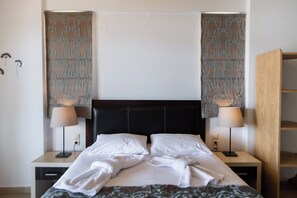Comfort Suite | In-room safe, soundproofing, iron/ironing board, free WiFi - ROUDA VILLAGE (Lefkada)
