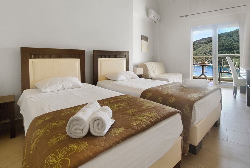 Klassieke kamer, 1 twee- of 2 eenpersoonsbedden, uitzicht op zee | Een kluis op de kamer, geluiddichte muren, een strijkplank/strijkijzer