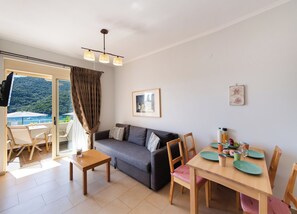 Comfort studio suite, uitzicht op zee | Woonruimte | Een printer