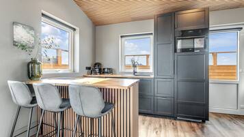 Kjøleskap, mikrobølgeovn, ovn og kokeplater