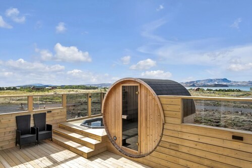 Þingvallavatn Scenic Cabin with Hot Tub & Sauna