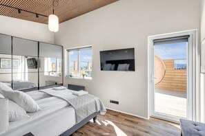 Iron/ironing board, WiFi, bed sheets - Þingvallavatn Scenic Cabin with Hot Tub & Sauna (Veiðilundur)