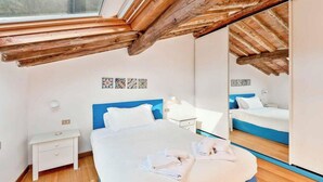 1 bedroom, iron/ironing board - ‘La Tuile’ in Lerici, a hidden gem that promises an unforgettable experience with breathtaking sea views. This exclusive penthouse, located in a privileged position, invites you to experience moments of pure relaxation and tranquillity in its idyllic (Lerici)