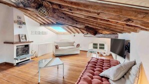 Living area - ‘La Tuile’ in Lerici, a hidden gem that promises an unforgettable experience with breathtaking sea views. This exclusive penthouse, located in a privileged position, invites you to experience moments of pure relaxation and tranquillity in its idyllic (Lerici)