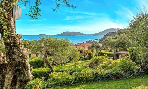 ‘La Tuile’ in Lerici, a hidden gem that promises an unforgettable experience with breathtaking sea views. This exclusive penthouse, located in a privileged position, invites you to experience moments of pure relaxation and tranquillity in its idyllic
