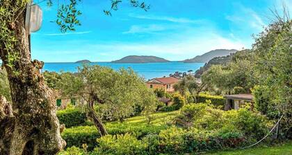 ‘La Tuile’ in Lerici, a hidden gem that promises an unforgettable experience with breathtaking sea views. This exclusive penthouse, located in a privileged position, invites you to experience moments of pure relaxation and tranquillity in its idyllic