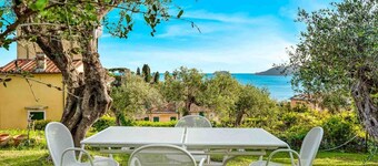 ‘La Tuile’ in Lerici, a hidden gem that promises an unforgettable experience with breathtaking sea views. This exclusive penthouse, located in a privileged position, invites you to experience moments of pure relaxation and tranquillity in its idyllic