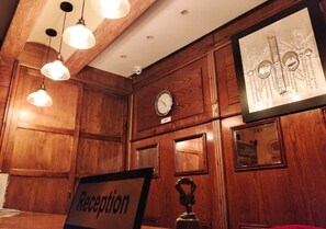 المنشأة من الداخل