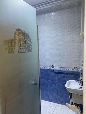 Shower, towels, soap, shampoo - Hôtel Roma (Tunis)