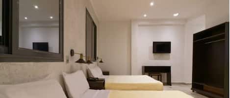 Classic Quadruple Room | Laptop workspace, free WiFi