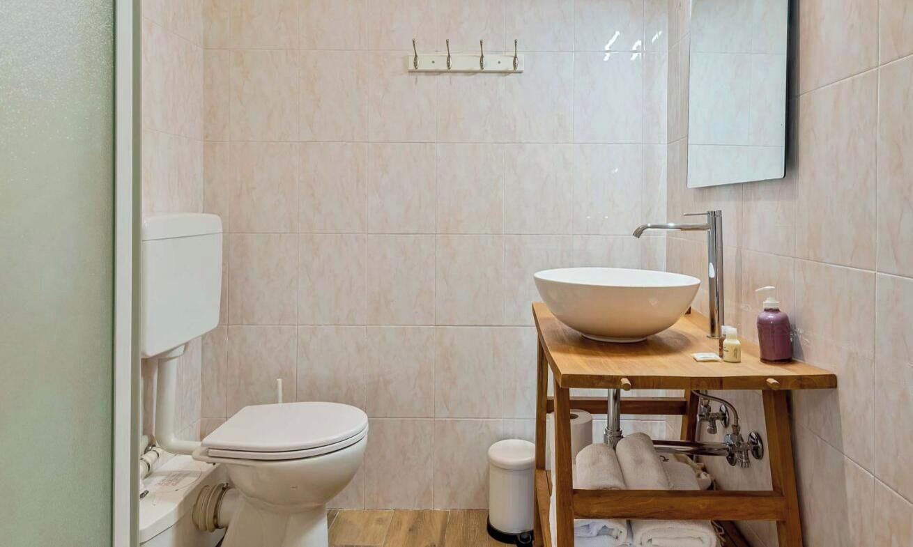 Doccia, bidet, asciugamani, carta igienica