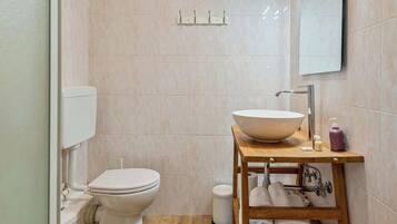 Doccia, bidet, asciugamani, carta igienica