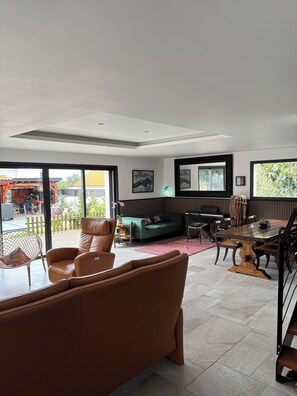 Televisio, kirjoja, videokirjasto