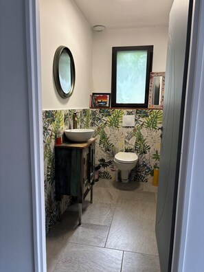 Suihku, hiustenkuivaaja, pyyhkeet, saippua