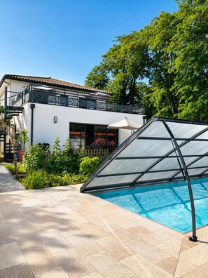 A modern house with a swimming pool, a covered patio, and a garden. - Charming villa near the Landaise beach, Basque coast  (Ondres)